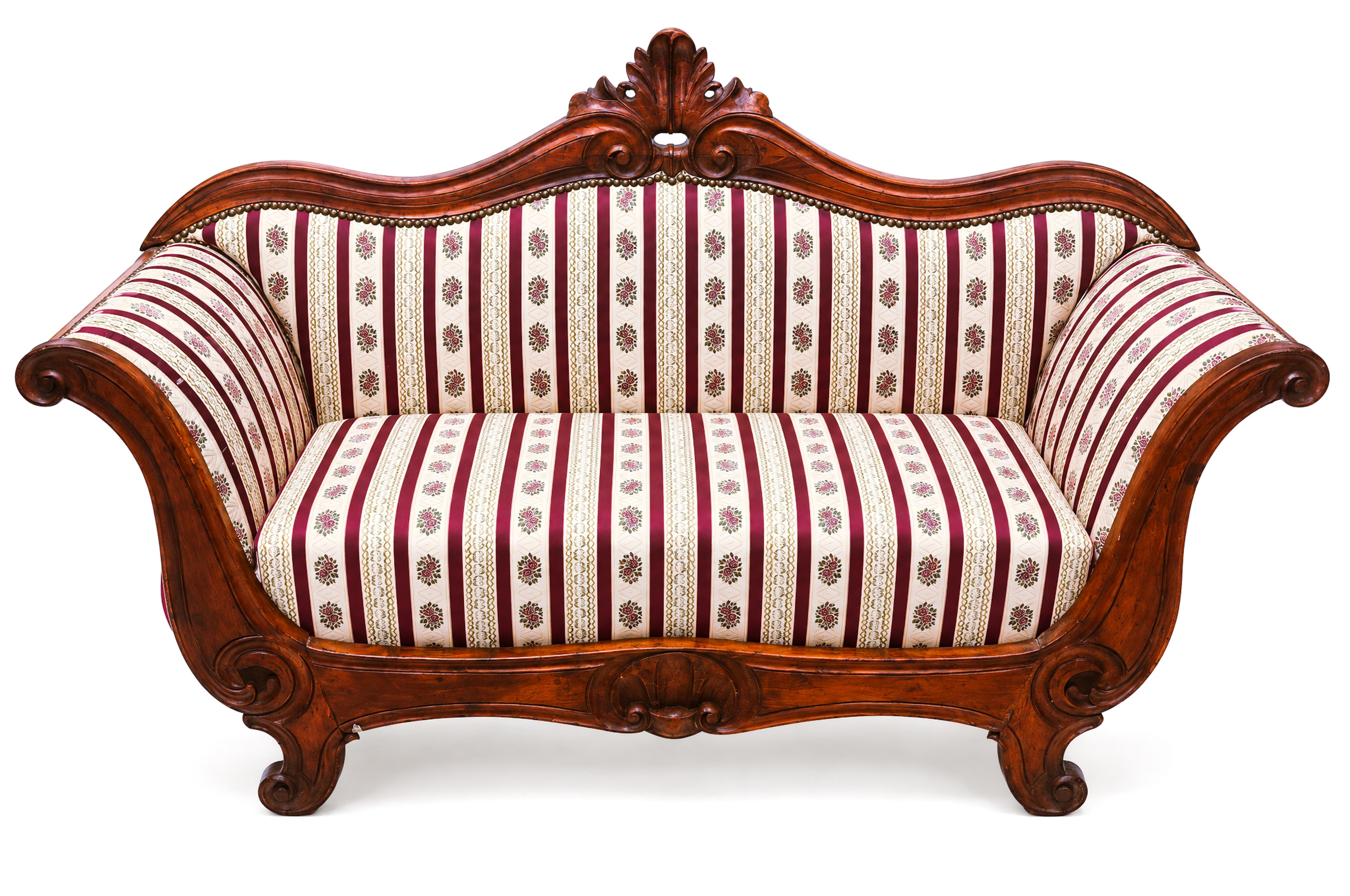Canapé Louis-Philippe en bois sculpté, dossier couronné d'une palmette et accoudoirs en volute, garni d'un tissu ivoire à rayures bordeaux et petits bouquets de fleurs, sur fond blanc.